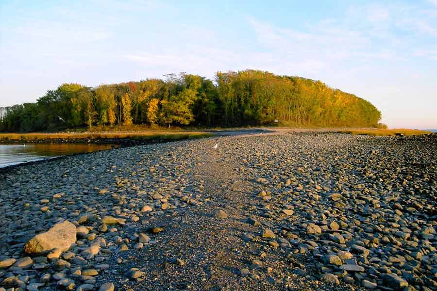 লোকমুখে শোনা যায়, ধরা পড়ার পর চার্লস দ্বীপকে অভিশাপ দিয়েছিলেন ক্যাপ্টেন কিডও। এই দ্বীপে মাধে হগ রক নামে একটি জায়গা রয়েছে। স্থানীয়দের একাংশের দাবি, সেখানেই গুপ্তধন লুকিয়ে রেখেছিলেন জলদস্যু। কিন্তু বহু বছর ধরে গুপ্তধন খোঁজার চেষ্টা করলেও তার সন্ধান মেলেনি।