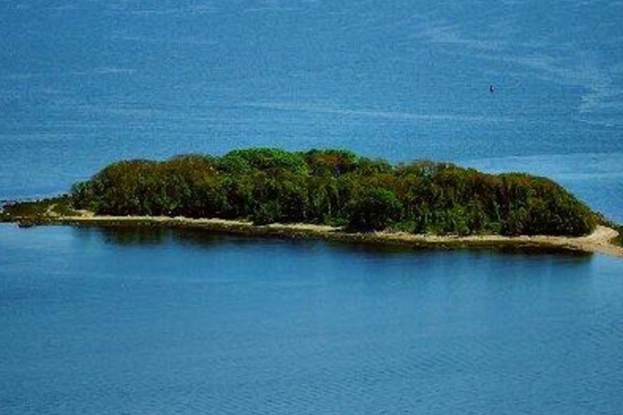 লোকমুখে শোনা যায়, গুপ্তধনের লোভে গুয়াতমোজ়িনের উপর আক্রমণ করেছিলেন সেখানকার স্থানীয়েরা। তাই গুপ্তধন রক্ষা করতে চার্লস দ্বীপেই সেগুলি পুঁতে দেওয়া হয়। 