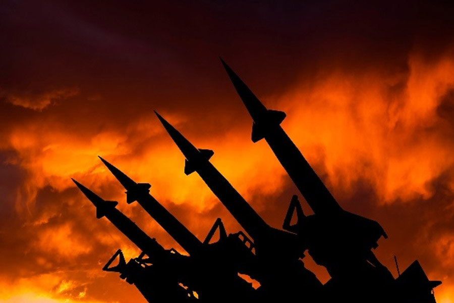 পরমাণু অস্ত্রের নিরিখে দ্রুত শক্তি বৃদ্ধি করছে ভারতের প্রতিবেশী চিন! এমন চলতে থাকলে চিন খুব শীঘ্রই বিপুল পরিমাণ পরমাণু অস্ত্রের মালিক হবে বলেও দাবি করা হচ্ছে বিভিন্ন প্রতিবেদনে।