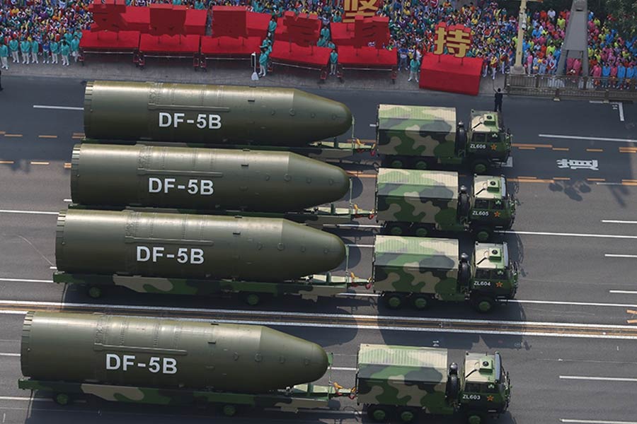 মনে করা হচ্ছে, চিনের হাতে বর্তমানে ৫০০টি পারমাণবিক ‘ওয়ারহেড (এমন একটি অস্ত্র, যার সামনের অংশ জৈবিক, রাসায়নিক বা পারমাণবিক উপাদান থাকে। ক্ষেপণাস্ত্র, রকেট, টর্পেডোর সাহায্যে সেই উপাদান শত্রুদের লক্ষ্য করে ছোড়া হয়।)’ রয়েছে।