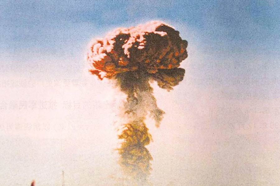 বিজ্ঞান এবং বৈশ্বিক নিরাপত্তা সমস্যা সংক্রান্ত একটি অসরকারি সংস্থার ১৫ জানুয়ারি প্রকাশিত রিপোর্ট অনুযায়ী, ১৯৪৫ সালে হিরোশিমা এবং নাগাসাকির পরমাণু বিস্ফোরণের পর থেকেই পরমাণু অস্ত্র নিয়ে ‘স্বপ্ন’ দেখতে শুরু করে চিন।