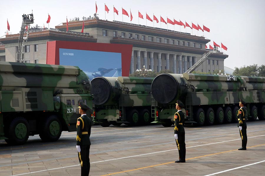 পেন্টাগনকে উদ্ধৃত করে ওই প্রতিবেদনে বলা হয়েছে, ২০৩০ সালের মধ্যে অর্থাৎ আর ছ’বছরের মধ্যে চিনের অস্ত্রাগারে প্রায় এক হাজার ওয়ারহেড থাকবে। যার মধ্যে বেশ কয়েকটি খুব উন্নত হবে এবং যুদ্ধ পরিস্থিতির জন্য প্রস্তুত করা থাকবে।