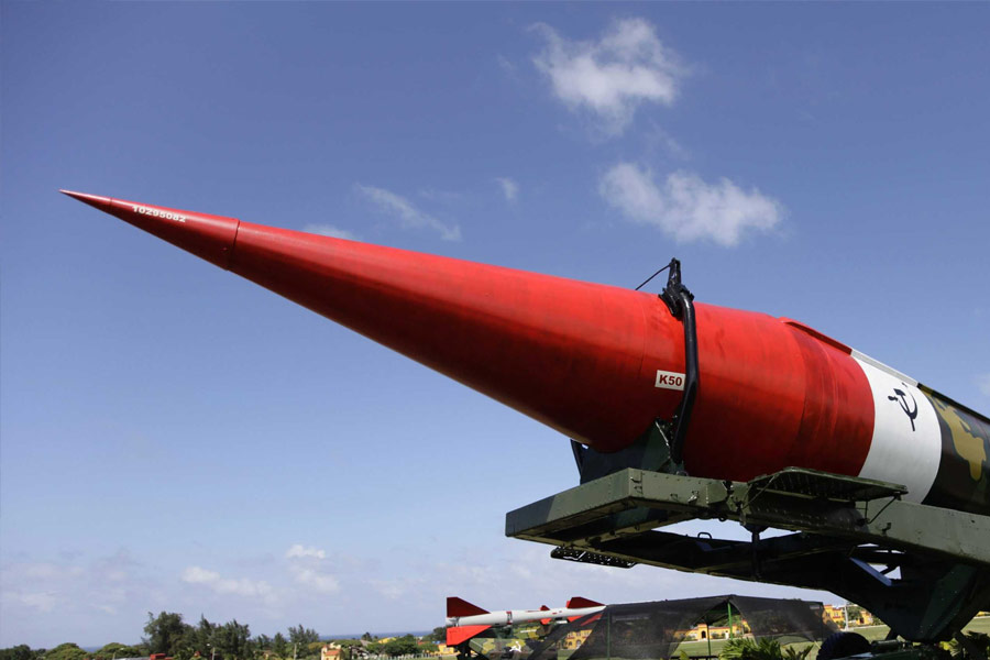 ইউরেনিয়াম এবং প্লুটোনিয়াম— উভয়ই অতি তেজস্ক্রিয় পদার্থ। যা পরমাণু অস্ত্র তৈরির কাজে লাগে।