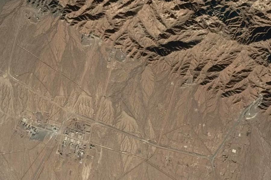 পরীক্ষাগারে যে রকম সক্রিয়তা উপগ্রহচিত্রে ধরা পড়েছে, তাতে মনে করা হচ্ছে, চিন কিছু আধুনিক মানের ব্যালিস্টিক এবং জাহাজ থেকে ছোড়ার পরমাণু অস্ত্র তৈরি করছে। এ বার সেগুলি পরীক্ষার প্রস্তুতি নিচ্ছে। 