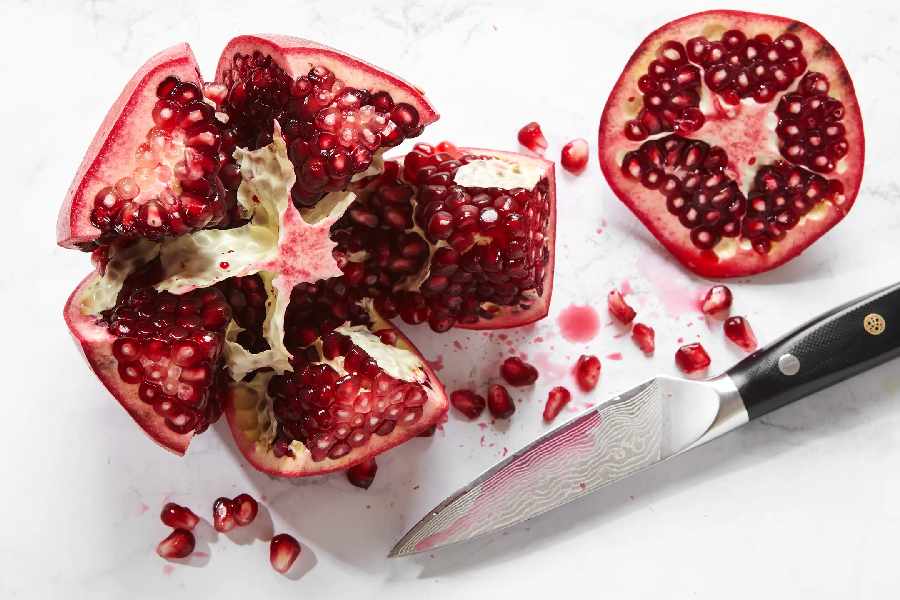 Can you eat pomegranate seeds.
