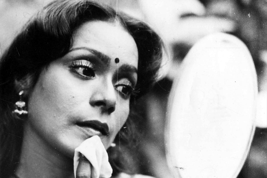 গত বছরের নভেম্বরে শারীরিক অবস্থার অবনতি হয় শ্রীলার। তাঁর ছেলে সোহেল আব্দি পড়াশোনার সূত্রে লন্ডনে থাকেন। মায়ের অসুস্থতার খবর পেয়ে তিনি দেশে ফিরে আসেন। শ্রীলার চিকিৎসকই তাঁকে ফিরে আসার পরামর্শ দিয়েছিলেন। সেই থেকে তিনি কলকাতাতেই রয়েছেন।