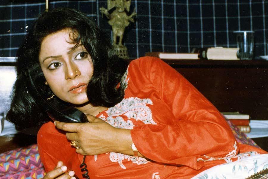  ‘পরশুরাম’ ছবির জন্য নতুন মুখ খুঁজছিলেন মৃণাল। স্ত্রী গীতা সেনকে সেই ভার দিয়েছিলেন তিনি। তার আগে থেকেই রেডিয়োতে নাটক করতেন শ্রীলা। ‘আত্মজা’ নামে একটি নাটক শুনেই শ্রীলাকে পছন্দ হয়ে যায় গীতার। রেডিয়োতে সেই নাটকে পরিচালক ছিলেন জগন্নাথ বসু।