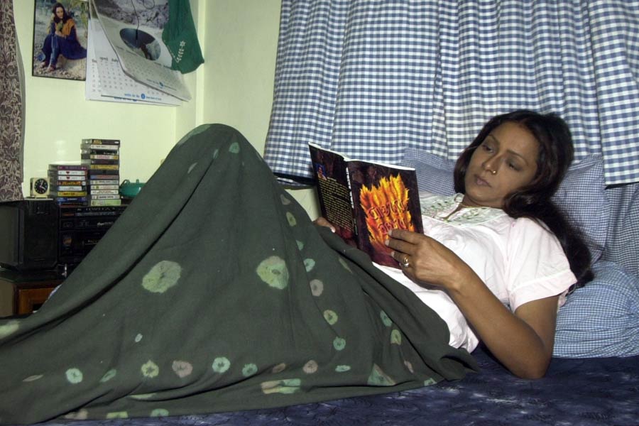 শ্রীলা ছিলেন নাছোড়। নিজেই জানিয়েছিলেন, তার পর যত বার দেখা হয়েছিল পরিচালকের সঙ্গে, তিনি বলে গিয়েছিলেন  ‘ওই রোলটা আমার চাই।’ শেষ পর্যন্ত শ্রীলাই পেয়েছিলেন সেই চরিত্র। বাকিটা ইতিহাস। মৃণাল পরিচালিত ‘খারিজ’-এও অভিনয় করেছিলেন তিনি।