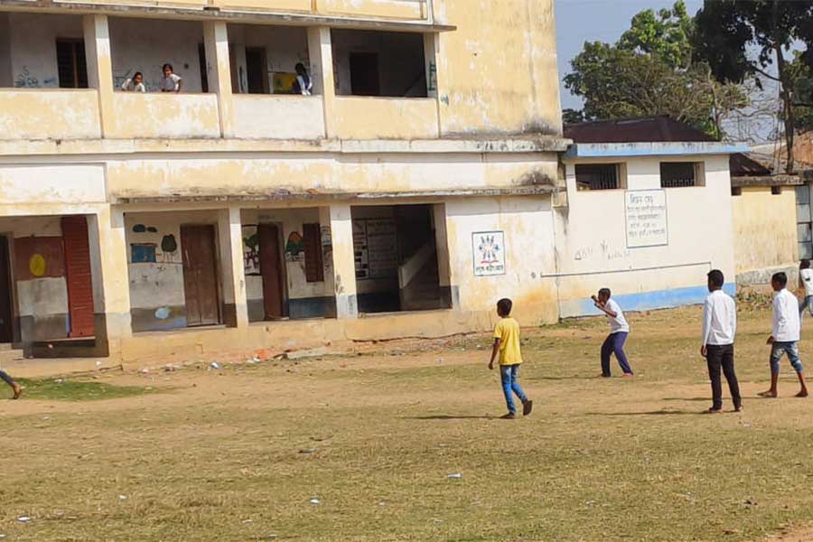 ক্লাসের সময়ে মাঠে খেলছে পড়ুয়ারা। মুরারই ১ ব্লকের তিওরপাড়া রাধারানি উচ্চ বিদ্যালয়ে।