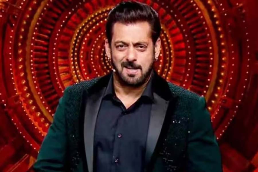তবে বহু বছর থেকেই এই শোয়ের নির্মাতাদের বিরুদ্ধে অভিযোগ উঠেছে। সমালোচকেরা বলেন, এটি নামেই শুধু রিয়্যালিটি শো। চিত্রনাট্য মেনেই নাকি ছোট পর্দার ধারাবাহিকের মতো শুট করা হয় ‘বিগ বস্’।