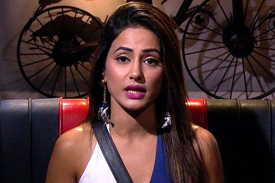 হিনা বলেছিলেন, ‘‘শোয়ের প্রতিটি দৃশ্য এত ভাল ভাবে কাটছাঁট করে দর্শকের সামনে উপস্থাপন করা হয় যে তা দেখে অবাক হতে হয়। আপনার চোখে কোনও জিনিস পড়ল, আপনি কাউকে সে প্রসঙ্গে কিছু বললেন বা কোনও প্রতিক্রিয়া দিলেন— সবই আলাদা। যদিও আমি কাউকে এর জন্য দোষারোপ করছি না।’’