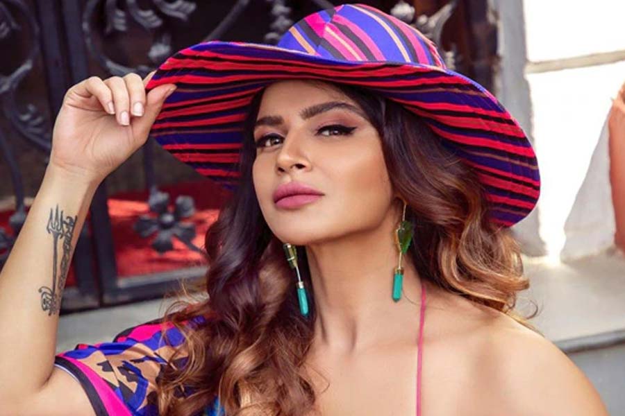 ২০১২ সালে ‘বিগ বস্’-এর ষষ্ঠ সিজ়নের প্রতিযোগী ছিলেন আশকা গোরাদিয়া। তাঁর মতে চিত্রনাট্যের উপর ভিত্তি করে তৈরি না হলেও বেশি কাটছাঁট করার ফলে শোয়ের মাধ্যমে প্রতিযোগীদের সম্পর্কে নির্ভুল বার্তা পৌঁছয় না।