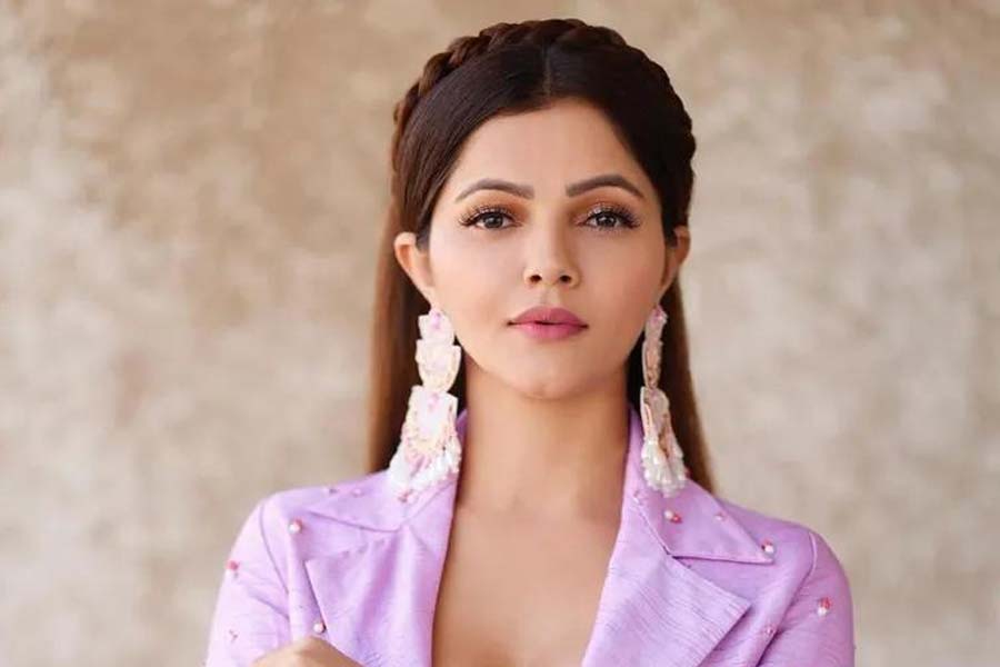 ‘বিগ বস্’-এর চতুর্দশ সিজ়নে বিজয়ী হয়েছিলেন টেলি অভিনেত্রী রুবিনা দিলাইক। বিজয়ী হওয়ার পর তিনি এক সাক্ষাৎকারে স্বীকার করেছিলেন যে চিত্রনাট্য মেনেই এই শোয়ের শুটিং হয়।