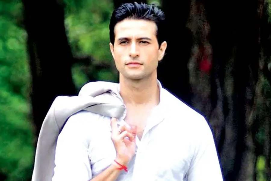 নানা রকম মন্তব্য এবং অভিযোগের মধ্যে মুখ খোলেন ‘বিগ বস্‌’ শোয়ের সঞ্চালক সলমন খান। সব অভিযোগ তুড়ি মেরে উড়িয়ে এক পুরনো সাক্ষাৎকারে তিনি বলেছিলেন, ‘‘এই শোয়ের চিত্রনাট্য রচনা করার সাধ্য এখনও পর্যন্ত সারা দুনিয়ায় কারও হয়নি। তাই এই ধরনের প্রশ্ন না তুললেই ভাল।’’