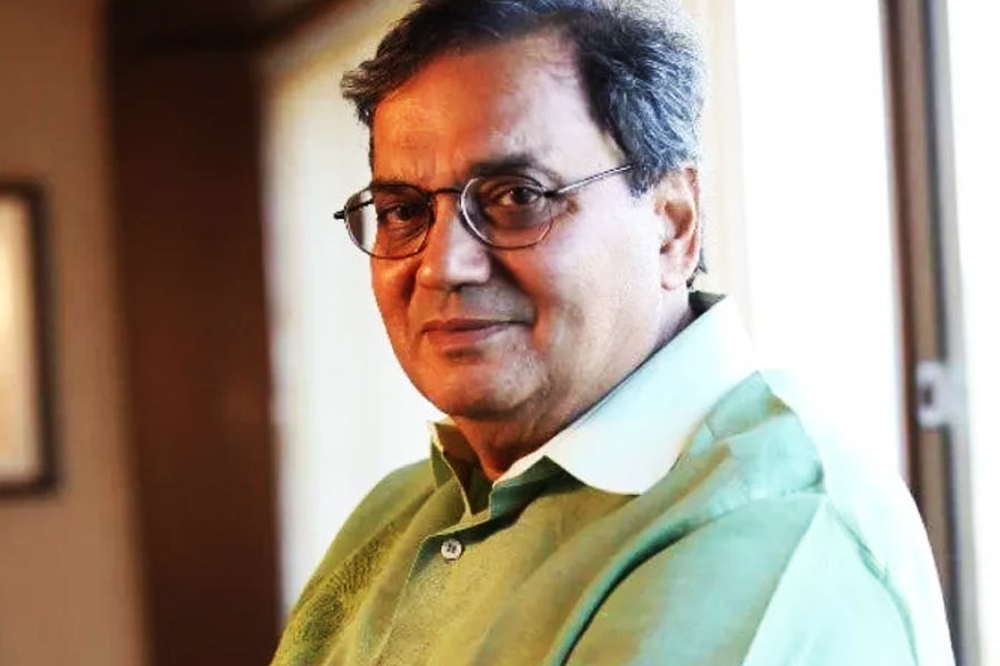 বলিপাড়া সূত্রে খবর, ১৯৮৭ সালে একটি সাংবাদিক বৈঠক ডেকে সুভাষ জানিয়েছিলেন যে ‘দেবা’ নামের একটি ছবির পরিচালনা করছেন তিনি। এই ছবির নায়ক হিসাবে অমিতাভকে পছন্দ করেছেন, সেই কথাও প্রকাশ্যে জানান তিনি।