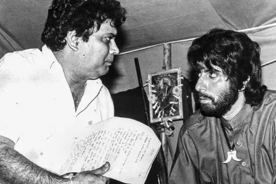 ‘দেবা’ ছবিতে অমিতাভের পাশাপাশি অভিনয় করার কথা ছিল বলি অভিনেত্রী মীনাক্ষী শেষাদ্রির। বলিপাড়া সূত্রে খবর, এই ছবিতে ডাকাতের চরিত্রে অভিনয় করতে হত অমিতাভকে।