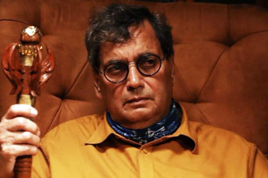 সুভাষের পরিচালনায় ‘দেবা’ ছবির শুটিং শুরু হওয়ার পর অমিতাভের চোখে সেই ছবির চিত্রনাট্যে কিছু সমস্যা নজরে পড়ে। তা নিয়ে সুভাষের সঙ্গে আলোচনা করতে চান অভিনেতা।