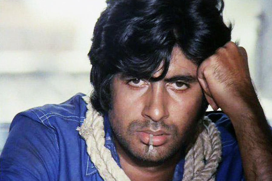 সুভাষ নাকি জানিয়েছিলেন, অমিতাভ যদি তাঁর সঙ্গে দেখা করতে চান তা হলে তিনি নিজে এসে দেখা করছেন না কেন? কেন সহকারীর মাধ্যমে কথা বলছেন? এই কথা অমিতাভের কানে পৌঁছতেই তিনি রেগে যান।