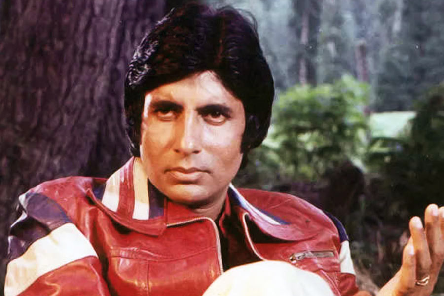 শুটিংয়ের পরের দিন সুভাষ যথারীতি অমিতাভের জন্য সেটে অপেক্ষা করছিলেন। বলিপাড়ায় গুঞ্জন শোনা যায়, অমিতাভ নাকি সে দিন সেটে যাননি।