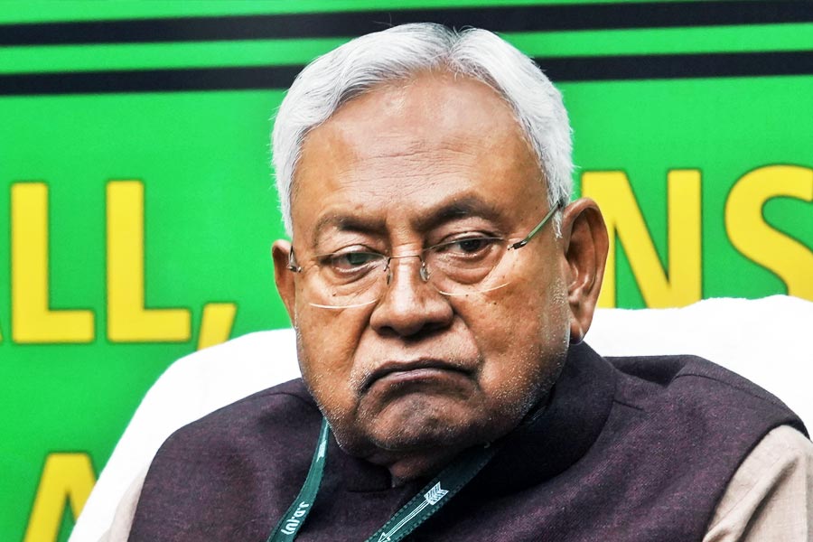 বার বার জোট বদলেছেন। বিজেপির হাত ছেড়েছেন। আবার ধরেছেন। আবার ছেড়েছেন। মাঝে ধরেছিলেন অতীতের প্রধান প্রতিপক্ষ রাষ্ট্রীয় জনতা দল (আরজেডি)-এর হাত। যত বার জোটের হাত ছেড়েছেন, তত বারই দোহাই দিয়েছেন ‘নীতি’-র। রবিবার চতুর্থ বার বিজেপির হাত ধরে বিহারের মুখ্যমন্ত্রী হচ্ছেন নীতীশ। আবার ছাড়লেন আরজেডির হাত।