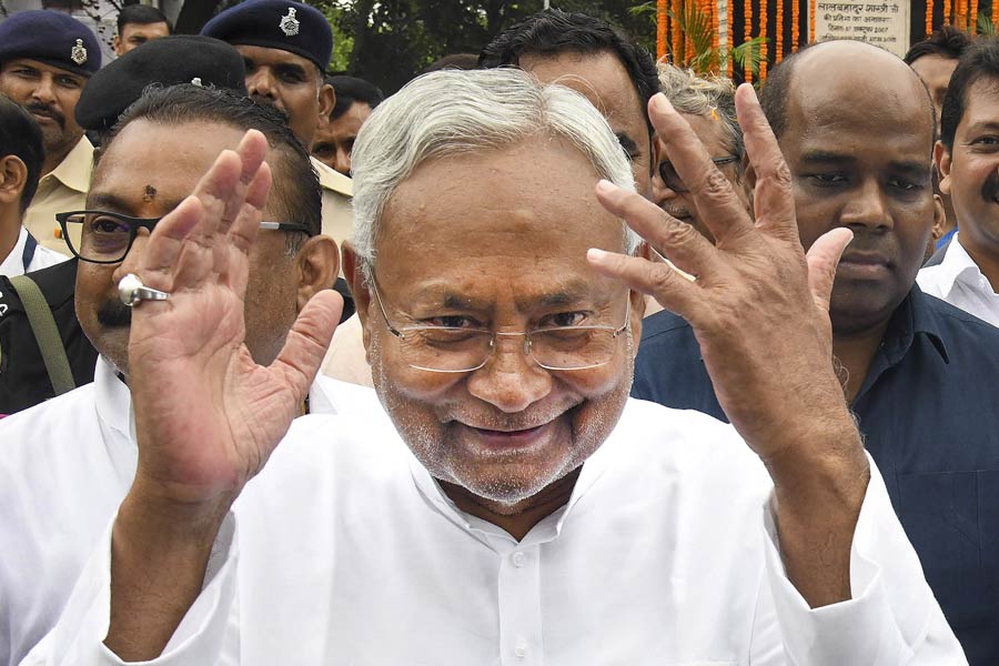 ২০০৫ সালে পদ্মের হাত ধরে প্রথম বার বিহারের মুখ্যমন্ত্রী হয়েছিলেন নীতীশ। ২০১০ সালে বিধানসভা নির্বাচনে জিতে দ্বিতীয় বার মুখ্যমন্ত্রী হন তিনি। প্রথম বার জোটবদল ২০১৩ সালে। নরেন্দ্র মোদীকে প্রধানমন্ত্রী পদপ্রার্থী করেছিল বিজেপি। বিহারের মুখ্যমন্ত্রী নীতীশ মানেননি। এনডিএ জোট ছেড়ে বেরিয়ে এসেছিলেন। ১৭ বছরের সম্পর্ক ছিল এনডিএ-র সঙ্গে।