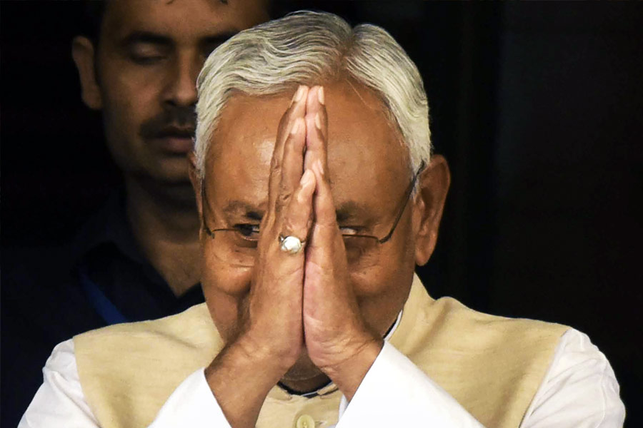 বিজেপি স্পষ্ট জানিয়ে দিয়েছিল, ২০১৪ সালের লোকসভা নির্বাচনে গুজরাতের তৎকালীন মুখ্যমন্ত্রী মোদীই হবেন মুখ। নীতীশ তা মানেননি। এনডিএ ছেড়ে বেরিয়ে যান তিনি। বিহারে একা লড়েছিল জেডিইউ।