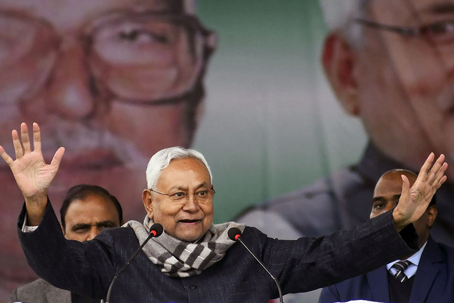 ২০১৪ সালে বিপুল ভোটে জিতে দেশে ক্ষমতায় আসে বিজেপি। বিহারে ৪০টির মধ্যে ২২টি আসনে জিতেছিল বিজেপি। সেখানে নীতীশের জেডিইউ জিতেছিল দু’টি আসনে। হারের দায় নিয়ে মুখ্যমন্ত্রী পদ থেকে ইস্তফা দেন নীতীশ।