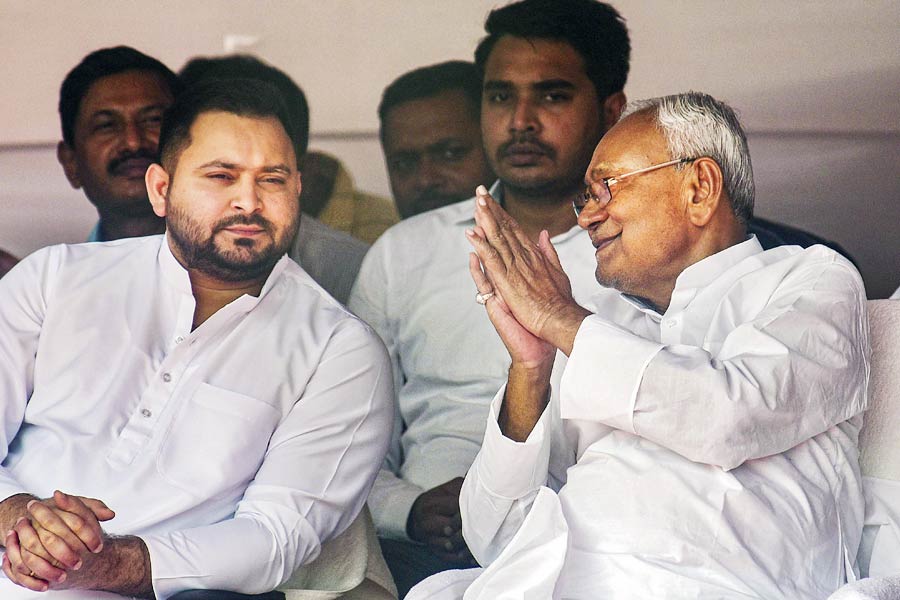 ২০১৫ সালে বিহার বিধানসভা নির্বাচনে জয়ী হয় ‘মহাগঠবন্ধন’। মুখ্যমন্ত্রী হন নীতীশ। উপমুখ্যমন্ত্রী পদে বসেন লালুর ছেলে তেজস্বী যাদব।