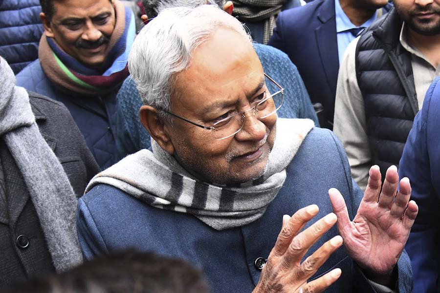 কিন্তু এক বছরের মধ্যেই খারাপ হতে থাকে জোটসঙ্গী হ্যারিকেন প্রতীক আরজেডির সঙ্গে নীতীশের সম্পর্ক। ২০১৬ সাল নাগাদ বিভিন্ন বিষয়ে দুই দলের মতপার্থক্য প্রকাশ্যে আসতে থাকে। নীতীশ ঘনিষ্ঠ মহলে বলতে থাকেন, আরজেডির সঙ্গে তাঁর ‘নীতি’ মিলছে না।