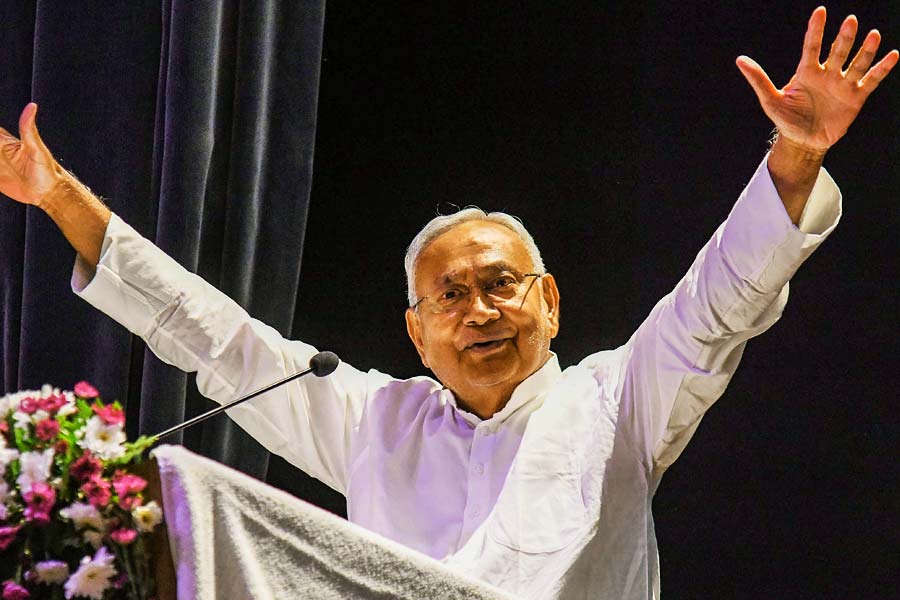 ২০১৬ সালে মোদী সরকার দু’হাজার টাকার নোট বাতিল করে। নীতীশ খোলাখুলি ওই পদক্ষেপকে সমর্থন জানান। কেন্দ্রের জিএসটি নীতিরও প্রশংসা করেন। সে সময়ই লালু এবং তাঁর ঘনিষ্ঠদের বিরুদ্ধে দুর্নীতির মামলা করে সিবিআই।