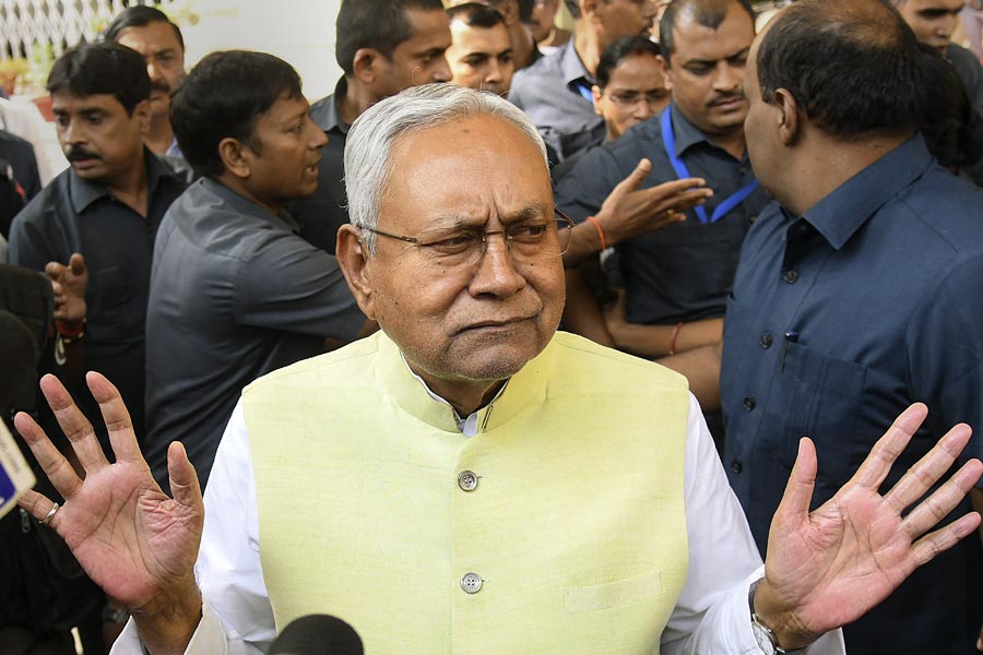 কিন্তু বিজেপির আসন বেশি থাকায় নীতীশ মুখ্যমন্ত্রী হলেও সরকারের নিয়ন্ত্রণ ছিল বিজেপিরই হাতে। শীর্ষ নেতৃত্বের সিদ্ধান্তে বিহারে উপমুখ্যমন্ত্রী হন বিজেপির রেণু দেবী, তারকিশোর প্রসাদ।