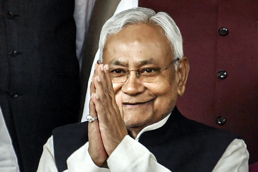 এক বছর যেতে না যেতেই বিজেপির সঙ্গে নীতীশের মতপার্থক্য প্রকাশ্যে আসতে থাকে। উপমুখ্যমন্ত্রী পদে কেন দু’জন, সেই নিয়ে অসন্তোষ প্রকাশ করতে থাকেন নীতীশ। বিজেপির জাতীয় নাগরিকপঞ্জি (এনআরসি)-র সিদ্ধান্ত নিয়ে প্রকাশ্যে বিজেপির বিরুদ্ধে মুখ খোলেন নীতীশ।