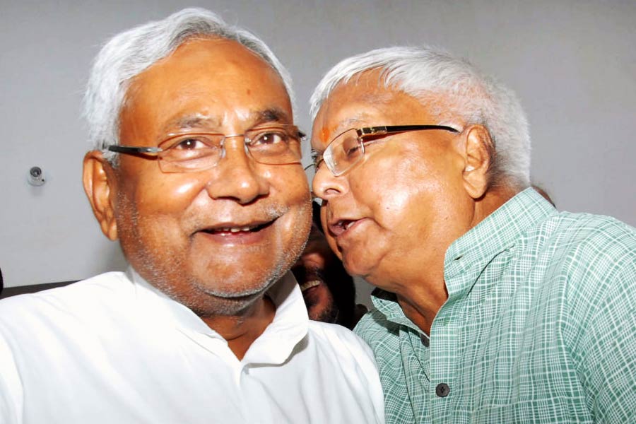 দু’বছর পর ২০২২ সালে বিজেপির সঙ্গে নীতীশের সংঘাত স্পষ্ট হয়। নীতীশ অভিযোগ করেন, বিজেপি তাঁর দলে ভাঙন ধরাতে চাইছে। ওই বছরই বিজেপির হাত ছেড়ে লালুর দলের সমর্থনে আবার মুখ্যমন্ত্রী হন নীতীশ। উপমুখ্যমন্ত্রী হন তেজস্বী।