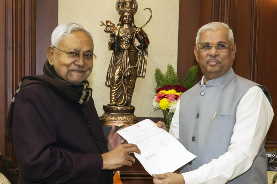 বিহারের মুখ্যমন্ত্রীর পদ থেকে ইস্তফা দিয়েছেন নীতীশ কুমার। ‘ইন্ডিয়া’র হাত ছেড়ে তিনি এখন এনডিএমুখী। আর তারপরেই প্রাক্তন জোট সঙ্গীর কন্যার কটাক্ষের শিকার হয়েছেন নীতীশ।