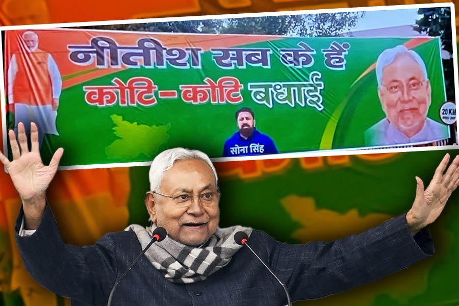 ‘মহাগঠবন্ধন’ ছেড়ে এনডিএর দিকে পা বাড়িয়েছেন নীতীশ কুমার। রবিবার সকালে বিহারের মুখ্যমন্ত্রী পদ থেকে ইস্তফা দিয়েছেন।