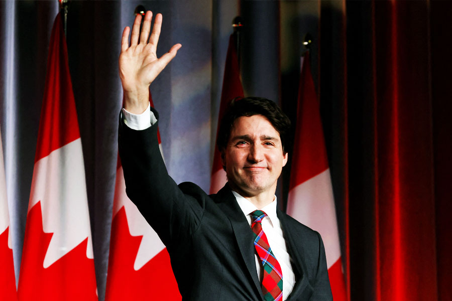 কিন্তু বিদেশ মন্ত্রকের একটি সূত্র জানাচ্ছে, নয়াদিল্লির চাপ সত্ত্বেও ট্রুডোর পক্ষে খলিস্তানপন্থীদের বিরুদ্ধে কড়া পদক্ষেপ করা কঠিন কারণ, ট্রুডো একটি সংখ্যালঘু সরকারের নেতৃত্ব দিচ্ছেন, যে সরকার টিকিয়ে রাখার জন্য তাঁকে সমর্থন নিতে হচ্ছে নিউ ডেমোক্র্যাটিক পার্টির নেতা জগমীত সিংহের।