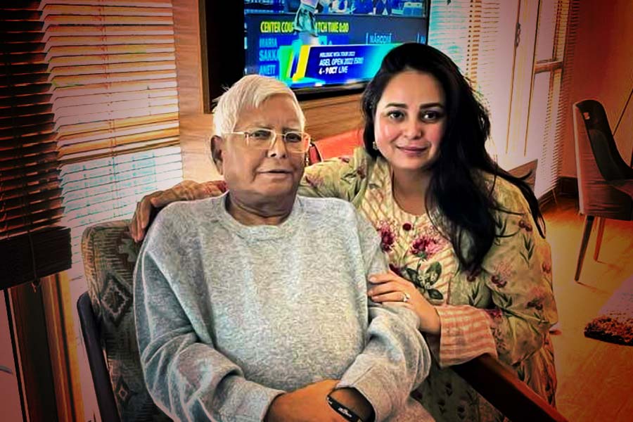 তার পরেই সমাজমাধ্যমে সরব ‘মহাগঠবন্ধন’ শরিক রাষ্ট্রীয় জনতা দল (আরজেডি) প্রধান লালুপ্রসাদ যাদবের কন্যা রোহিণী আচার্য। সমাজমাধ্যমে লিখলেন, ‘‘জঞ্জাল ‘ডাস্টবিন’-এ গিয়েছে।’’