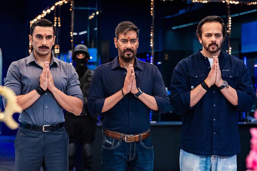 ‘গোলমাল’ এবং ‘সিংহম’-এর মতো জনপ্রিয় ফিল্ম সিরিজ়ের পর সম্প্রতি ওটিটির পর্দায় ‘ইন্ডিয়ান পুলিশ ফোর্স’ নামে ওয়েব সিরিজ় নিয়ে হাজির হয়েছেন বলি পরিচালক রোহিত শেট্টি। হিন্দি ফিল্মজগতের সকল তারকার সঙ্গে তাঁর সম্পর্কের সমীকরণ ভাল হলেও কানাঘুষো শোনা যায় যে বলিউডের ‘বাদশা’ শাহরুখ খানের সঙ্গে নাকি সম্পর্ক ভাল নয় রোহিতের।