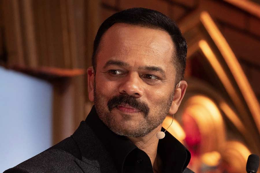 ‘দিলওয়ালে’র পর আর কোনও ছবিতে শাহরুখের সঙ্গে কাজ করতে দেখা যায়নি রোহিতকে। বলিপাড়ার একাংশের অনুমান, ‘দিলওয়ালে’ ছবির পর দুই তারকার মধ্যে কোনও বিষয় নিয়ে অশান্তি হয়। সে কারণেই শাহরুখের সঙ্গে কাজ করতে দেখা যায়নি রোহিতকে।