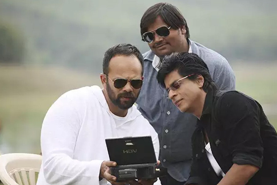 বলিপাড়ার একাংশের দাবি, ‘দিলওয়ালে’ ছবিটি বক্স অফিসে সফল হয়নি বলেই রোহিত এবং শাহরুখের মধ্যে দূরত্ব তৈরি হয়। তবে দুই তারকার সম্পর্ক নিয়ে বলিপাড়ায় আলোচনা-সমালোচনা চললেও কখনও এই প্রসঙ্গে মন্তব্য করেননি কেউই।