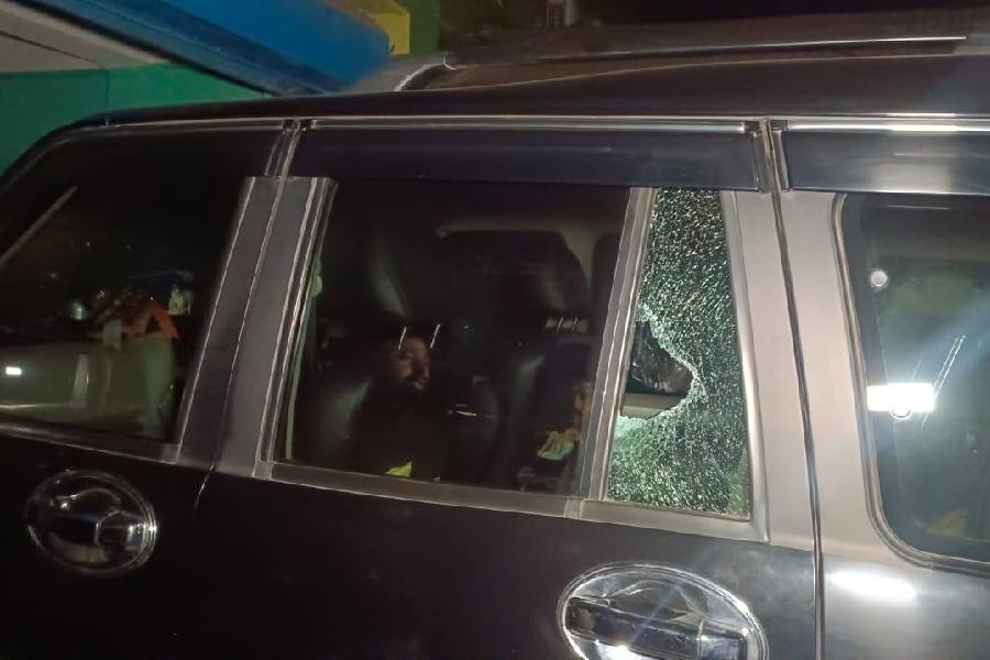 TMC MLA's car’s window broken in Jalpaiguri on the way back from Chief Minister Mamata Banerjee's meeting venue dgtld