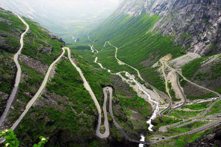 লোকমুখে শোনা যায়, ড্রিলিং মেশিন, বেলচা এমনকি হাতুড়ির মতো সাধারণ যন্ত্র দিয়ে সিচুয়ান-তিব্বত সড়ক তৈরির কাজ শুরু করেন শ্রমিকেরা। শ্রমিকদের পাশাপাশি স্থানীয়েরাও সড়ক নির্মাণের কাজে হাত লাগিয়েছিলেন।