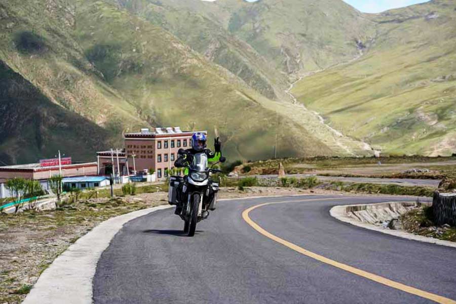 পরিবেশের প্রতিকূলতা এবং দুর্গম স্থানে রাস্তা তৈরি করতে গিয়ে গড়ে প্রতি দু’কিলোমিটারে তিন জন শ্রমিক মারা গিয়েছিলেন বলে স্থানীয় সংবাদ সংস্থা সূত্রের দাবি।