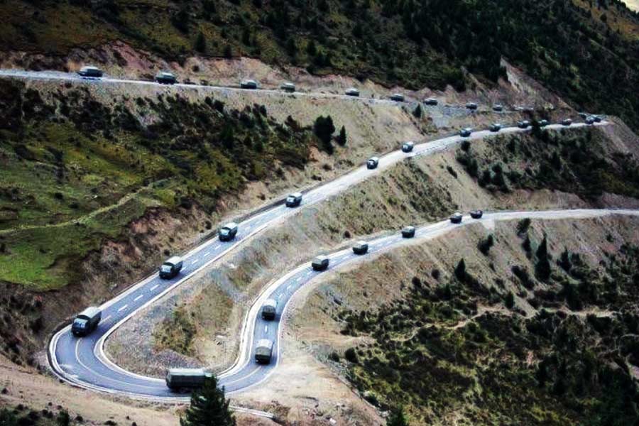 ১৯৫০ সাল থেকে সড়ক নির্মাণের কাজ শুরু হওয়ার চার বছর পর ১৯৫৪ সালের ২৫ ডিসেম্বর সিচুয়ান-তিব্বত জাতীয় সড়ক জনসাধারণের জন্য খুলে দেওয়া হয়।