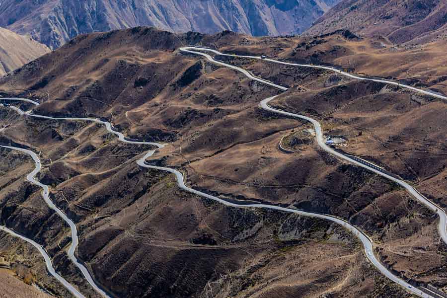 পূর্ব দিকে চেংদু থেকে পশ্চিম দিকে লাসা পর্যন্ত বিস্তৃত সিচুয়ান-তিব্বত জাতীয় সড়কের দৈর্ঘ্য দু’হাজার কিলোমিটারের বেশি।