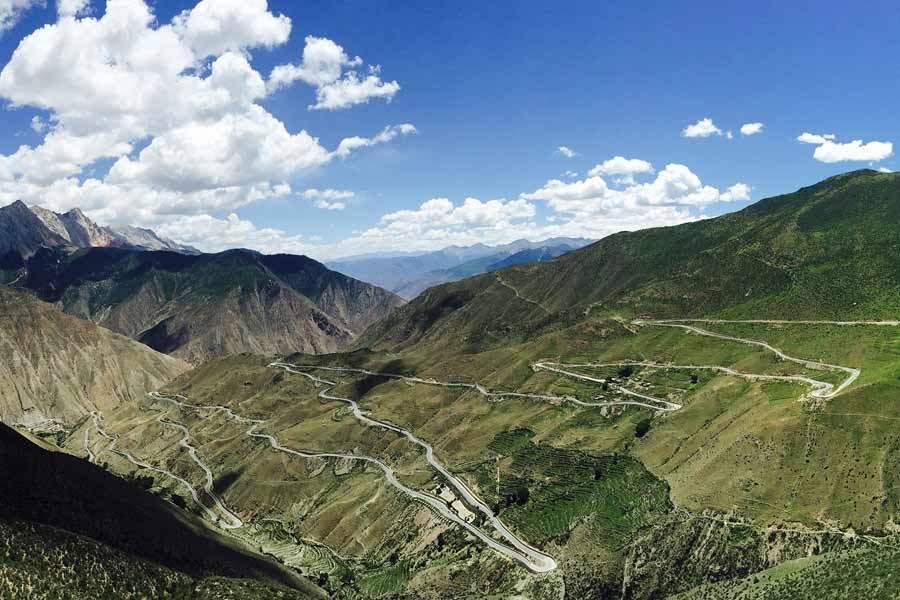 মোট ১৪টি বরফাবৃত পর্বতের মাঝখান দিয়ে বিস্তৃত রয়েছে সিচুয়ান-তিব্বত জাতীয় সড়ক। এই পর্বতগুলির উচ্চতা চার হাজার থেকে পাঁচ হাজার মিটারের মধ্যে।