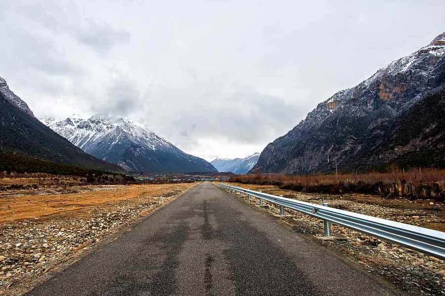সিচুয়ান-তিব্বত জাতীয় সড়কটি ১৬টি নদনদীর উপর দিয়ে তৈরি করা হয়েছে। সম্পূর্ণ এলাকায় মোট আটটি চ্যুতি অঞ্চল রয়েছে।