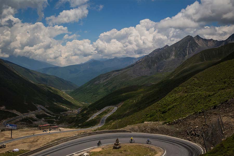 সিচুয়ান-তিব্বত জাতীয় সড়কের এক প্রান্ত থেকে অপর প্রান্তে যেতে কমপক্ষে ১২ থেকে ১৫ দিন সময় লাগে। তবে এই সড়কপথে রয়েছে পদে পদে বিপদ।