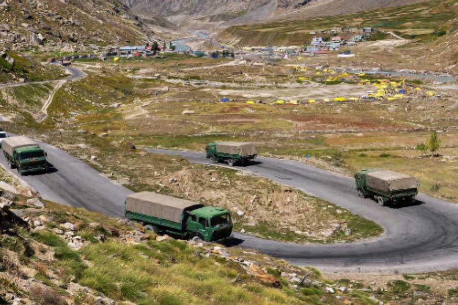 ধস নামার পাশাপাশি রয়েছে তুষারপাতের সম্ভাবনাও। সিচুয়ান-তিব্বত সড়কপথ বর্ষাকালেও বিপজ্জনক। রাস্তার মাঝে কাদা জমে ‘মাড ট্র্যাপ’-এর মতো পরিস্থিতি তৈরি হলে গাড়ি দুর্ঘটনার আশঙ্কা বৃদ্ধি পায়।