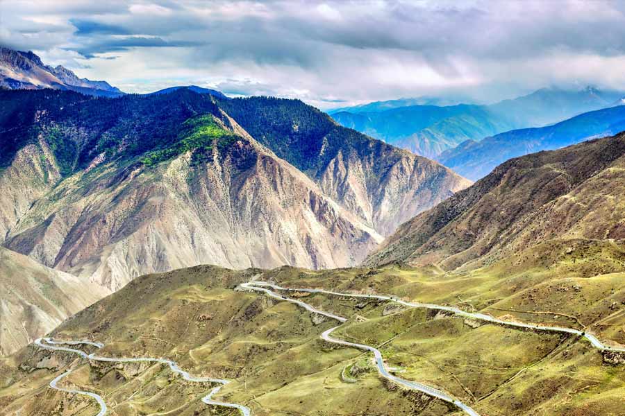 সিচুয়ান-তিব্বত সড়ক যে ১৪টি পর্বতের মাঝখান দিয়ে বিস্তৃত, সেই পর্বতগুলির বেশির ভাগেরই সারা বছর বরফ গলে না। তাই সড়কপথে যাত্রা করলে আবহাওয়া অধিকাংশ সময় অনুকূল থাকে না।